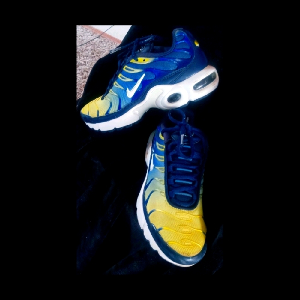 Youth tennis shoes
